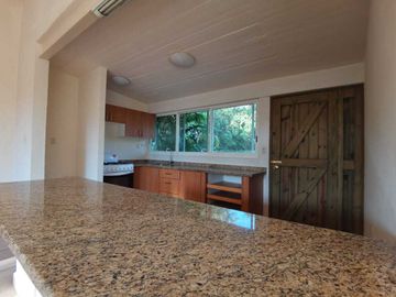 HERMOSA CASA DE UN NIVEL CON AMPLIO JARDÍN. EXCELENTE UBICACIÓN