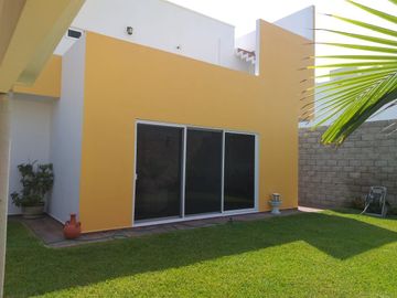Casa en VENTA con recamara en planta baja fraccionamiento PLAYAS DEL CONCHAL