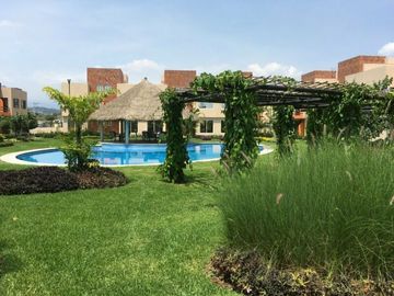 Venta de Casa, 3 recámaras, terraza,  alberca en condominio en Xochitepec, Mor.