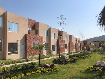 Venta de Casa, 3 recámaras, terraza,  alberca en condominio en Xochitepec, Mor.