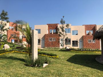 Venta de Casa, 3 recámaras, terraza,  alberca en condominio en Xochitepec, Mor.