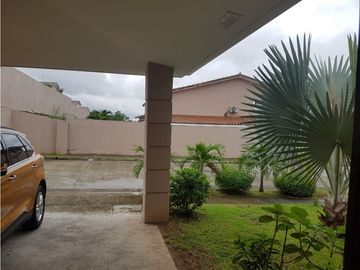 Casa Amplia y Moderna en Villas del Golf II