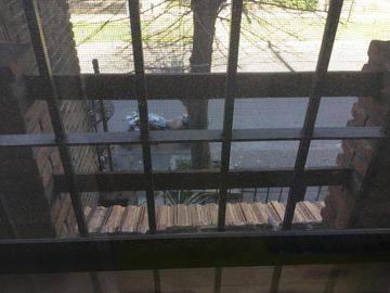 Cómodo PH en dos plantas, con dos entradas: por Finochietto y por Schumann. Parque Johnston. Ideal primera vivienda familia con niños. Excelente ubica