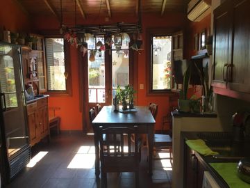 Cómodo PH en dos plantas, con dos entradas: por Finochietto y por Schumann. Parque Johnston. Ideal primera vivienda familia con niños. Excelente ubica