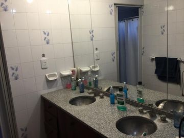 Cómodo PH en dos plantas, con dos entradas: por Finochietto y por Schumann. Parque Johnston. Ideal primera vivienda familia con niños. Excelente ubica