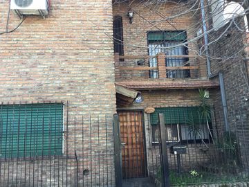 Cómodo PH en dos plantas, con dos entradas: por Finochietto y por Schumann. Parque Johnston. Ideal primera vivienda familia con niños. Excelente ubica