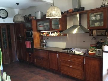 Cómodo PH en dos plantas, con dos entradas: por Finochietto y por Schumann. Parque Johnston. Ideal primera vivienda familia con niños. Excelente ubica