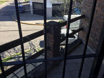 Cómodo PH en dos plantas, con dos entradas: por Finochietto y por Schumann. Parque Johnston. Ideal primera vivienda familia con niños. Excelente ubica