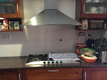 Cómodo PH en dos plantas, con dos entradas: por Finochietto y por Schumann. Parque Johnston. Ideal primera vivienda familia con niños. Excelente ubica