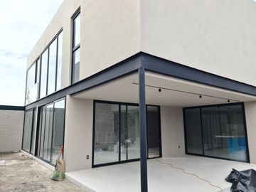 Venta: Casa en Lomas del Campanario, Autor, Doble Altura, 4ta Recámara en PB.