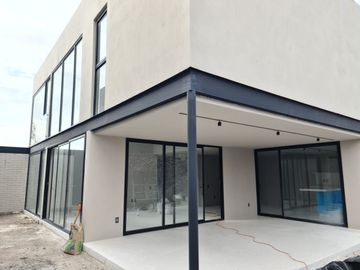 Venta: Casa en Lomas del Campanario, Autor, Doble Altura, 4ta Recámara en PB.