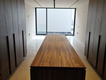 Venta: Casa en Lomas del Campanario, Autor, Doble Altura, 4ta Recámara en PB.