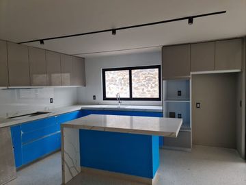 Venta: Casa en Lomas del Campanario, Autor, Doble Altura, 4ta Recámara en PB.