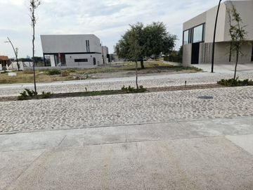 Venta: Casa en Lomas del Campanario, Autor, Doble Altura, 4ta Recámara en PB.