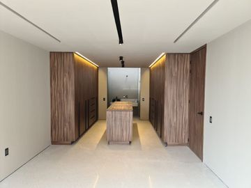 Venta: Casa en Lomas del Campanario, Autor, Doble Altura, 4ta Recámara en PB.