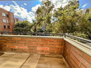 apartamento en arriendo en loma de los benedictinos. Cod A777302
