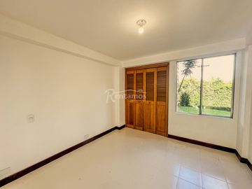 apartamento en arriendo en loma de los benedictinos. Cod A777302