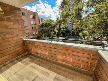 apartamento en arriendo en loma de los benedictinos. Cod A777302