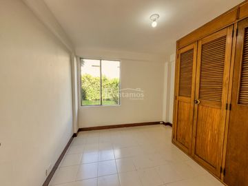 apartamento en arriendo en loma de los benedictinos. Cod A777302
