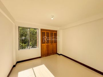 apartamento en arriendo en loma de los benedictinos. Cod A777302