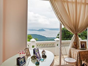 For Sale: Elegant Mansion in Tagaytay