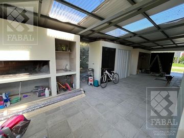 Casa venta barrio privado Plottier, 3 dormitorios (suite), 3 baños, pileta y cochera x 2
