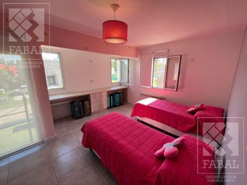 Casa venta barrio privado Plottier, 3 dormitorios (suite), 3 baños, pileta y cochera x 2