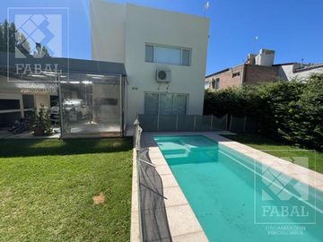 Casa venta barrio privado Plottier, 3 dormitorios (suite), 3 baños, pileta y cochera x 2
