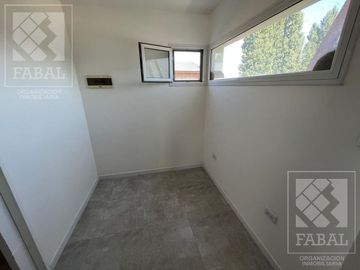 Casa venta barrio privado Plottier, 3 dormitorios (suite), 3 baños, pileta y cochera x 2