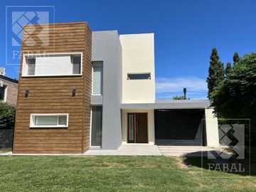 Casa venta barrio privado Plottier, 3 dormitorios (suite), 3 baños, pileta y cochera x 2