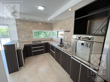 Casa venta barrio privado Plottier, 3 dormitorios (suite), 3 baños, pileta y cochera x 2