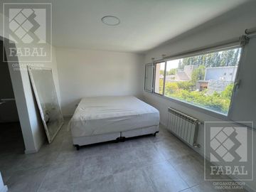 Casa venta barrio privado Plottier, 3 dormitorios (suite), 3 baños, pileta y cochera x 2