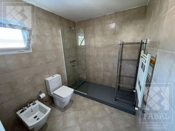 Casa venta barrio privado Plottier, 3 dormitorios (suite), 3 baños, pileta y cochera x 2