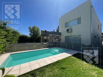 Casa venta barrio privado Plottier, 3 dormitorios (suite), 3 baños, pileta y cochera x 2