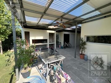 Casa venta barrio privado Plottier, 3 dormitorios (suite), 3 baños, pileta y cochera x 2