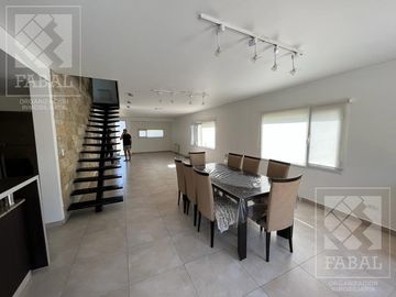 Casa venta barrio privado Plottier, 3 dormitorios (suite), 3 baños, pileta y cochera x 2