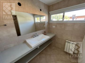 Casa venta barrio privado Plottier, 3 dormitorios (suite), 3 baños, pileta y cochera x 2