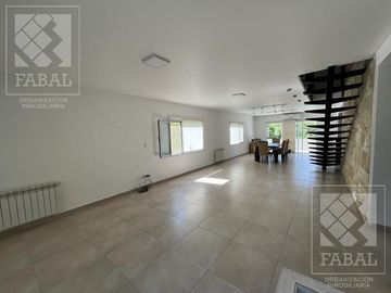 Casa venta barrio privado Plottier, 3 dormitorios (suite), 3 baños, pileta y cochera x 2