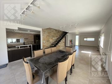 Casa venta barrio privado Plottier, 3 dormitorios (suite), 3 baños, pileta y cochera x 2