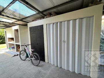 Casa venta barrio privado Plottier, 3 dormitorios (suite), 3 baños, pileta y cochera x 2