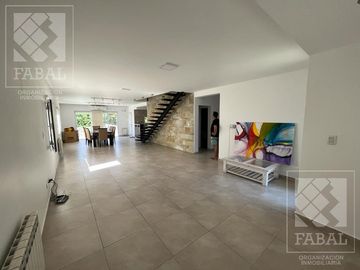 Casa venta barrio privado Plottier, 3 dormitorios (suite), 3 baños, pileta y cochera x 2