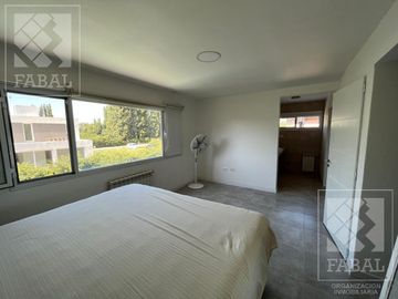 Casa venta barrio privado Plottier, 3 dormitorios (suite), 3 baños, pileta y cochera x 2