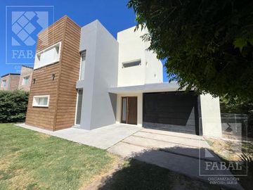 Casa venta barrio privado Plottier, 3 dormitorios (suite), 3 baños, pileta y cochera x 2