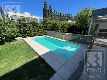 Casa venta barrio privado Plottier, 3 dormitorios (suite), 3 baños, pileta y cochera x 2