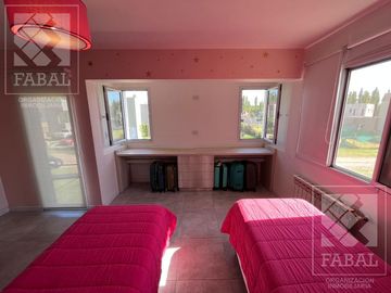 Casa venta barrio privado Plottier, 3 dormitorios (suite), 3 baños, pileta y cochera x 2
