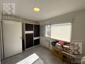 Casa venta barrio privado Plottier, 3 dormitorios (suite), 3 baños, pileta y cochera x 2