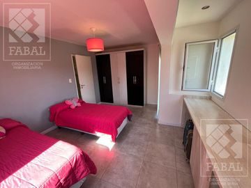Casa venta barrio privado Plottier, 3 dormitorios (suite), 3 baños, pileta y cochera x 2