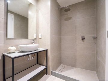 Apartamento de 2 Dormitorios en la parada 18, en primera línea al mar. Playa Mansa - Punta del Este