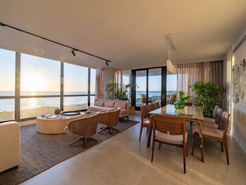 Apartamento de 2 Dormitorios en la parada 18, en primera línea al mar. Playa Mansa - Punta del Este