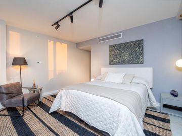 Apartamento de 2 Dormitorios en la parada 18, en primera línea al mar. Playa Mansa - Punta del Este
